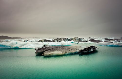 Die Arktis könnte schon in 35 Jahren während der Sommermonate eisfrei sein, wenn der Mensch weiter so viele Treibhausgase in die Atmosphäre entlässt wie bisher. Dies berichteten amerikanische Forscher bereits vor einige Jahren - und trotz Gegensteuern schmilzt das Eis an den Polkappen kontinuierlich weiter ab. 