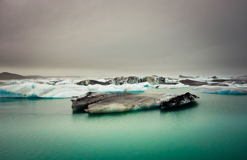 Die Arktis könnte schon in 35 Jahren während der Sommermonate eisfrei sein, wenn der Mensch weiter so viele Treibhausgase in die Atmosphäre entlässt wie bisher. Dies berichteten amerikanische Forscher bereits vor einige Jahren - und trotz Gegensteuern schmilzt das Eis an den Polkappen kontinuierlich weiter ab. 