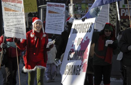 Angesichts erschreckender Prognosen mobilisieren sich zunehmend selbsternannte "Klimaschützer": Hier demonstriert ein Mitglied der Gruppe "Climate Change Refugees" am Internationalen "Action Day" zum Klimawandel am 08. Dezember für mehr Sensibilität gegenüber unserer Umwelt.