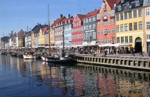 Die UN-Klimakonferenz in Kopenhagen fand vom 07. bis 18. Dezember 2009 im Bella Center statt. Sie war die 15. Konferenz der Vertragsstaaten der Klimarahmenkonvention der Vereinten Nationen und stellte das fünfte Treffen im Rahmen des Kyoto-Protokolls dar. Die Klimakonferenz galt mit etwa 27.000 Teilnehmern als eines der größten Treffen der Diplomatiegeschichte und wurde aus Mangel an Ergebnissen gleichzeitig als wenig erfolgreich beschrieben. 