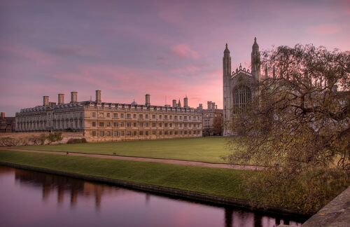 Wer hier zu schnell durch die Gänge läuft, der könnte vielleicht den verwirrten Nachwuchs aus „Griffyndor“ oder „Ravenclaw“ umrennen und wer die Augen schließt, der fühlt sich wie im „Zaubertränke“-Seminar in den „Harry Potter“-Filmen. Aber auch wer nicht mit dem Zauberlehring groß geworden ist, spührt an der Universität im Cambridge Tradition, Erinnerung und Melancholie durch die Flure wehen. Die britische Universität Cambridge wurde im Jahr 1209 gegründet und besteht heute aus 31 Colleges. Sie gilt als eine der angesehensten Universitäten der Welt und hat mehr Nobelpreisträger als irgendeine andere Universität auf der Welt hervorgebracht. Mitglieder der Universität haben insgesamt 90 Nobelpreise erhalten, rund 70 davon waren selbst Studenten in Cambridge. Melancholie-Faktor: sehr hoch. 