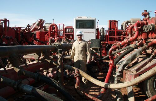 Fracking. Erdgas lässt die Herzen höher schlagen — denn in Zeiten, in denen Öl und Kohle teuer oder knapp werden, könnte sich mit Erdgasvorkommen ungeahnte Energiequellen eröffnen. Aber wie kommt man ran an die Substanzen, die tief unter der Erde lagern? Eine heißdiskutierte Methode hört auf den Namen „Fracking“. Dazu wird über Tiefbohrungen das Gestein in der Lagerstätte mit hohem Wasserdruck aufgebrochen. Der Wasserbedarf für das hydraulische Fracking kann mehrere tausend Kubikmeter pro Bohrung betragen. Über die künstlich erzeugten Risse im Gestein strömt das Gas zusammen mit Lagerstättenwasser und Frackingfluiden der Bohrung zu. Das Vorgehen ist besonders wegen des Einsatzes bestimmter Chemikalien hochumstritten. Denn die Technologie kann zu Verunreinigungen im Grundwasser führen. Und damit will am Ende niemand etwas zu tun haben.