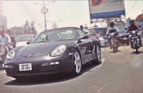 Zwischen Motorrollern, überfüllten Bussen und dreirädrigen Tuk-Tuks macht sich ein Porsche Boxster wirklich gut auf der Straße - wie hier im indischen Hyderabad. Seit Porsche im April 2012 in den indischen Markt einstieg, wuchs die Nachfrage an den deutschen Luxus-Automobilen ständig an. Mittlerweile verkauft das Unternehmen jährlich eine Zahl im unteren fünfstelligen Bereich. Besonders groß ist die Nachfrage übrigens nach dem SUV-Flagschiff "Cayenne". In sechs indischen Filialen lassen sich mittlerweile die Wagen erstehen und das Team der "Porsche Flying Doctors" kümmert sich auch in entlegenen Gebieten um das Wohl der Kunden. Mikrokrediten sei Dank?