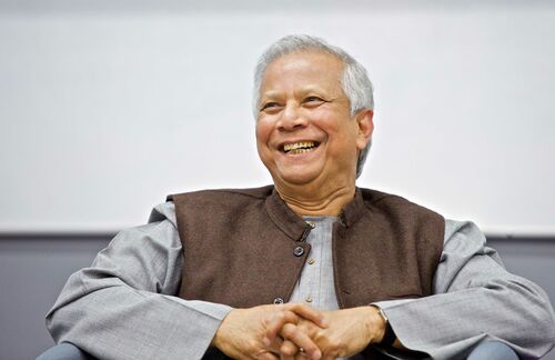 Muhammad Yunus gilt als die "Weltbank der Armen". Im Jahr 1940 geboren, ist der bangladeschische Wirtschaftswissenschaftler Gründer und ehemaliger Geschäftsführer der Mikrokredite vergebenden Grameen Bank und damit einer der Begründer des Mikrofinanz-Gedankens. Für ihn muss „die Struktur des Kapitalismus vervollständigt werden“, in dem Sozialunternehmen ins Leben gerufen werden. Der Zweck dieser Unternehmen soll nicht die Gewinnmaximierung sein, sondern die Lösung von sozialen und Umweltproblemen. „Wenn man die profit-maximierende Brille abnimmt und zur sozialen Brille greift, sieht man die Welt in einer anderen Perspektive“, meinte er. 2006 wurde er unter anderem für diese Gedankengänge mit Friedensnobelpreis ausgezeichnet. 