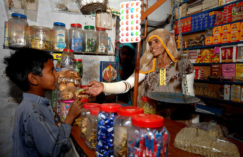 Pathani - im Sari rechts im Bild - hat es geschafft. Engagiert leitet sie das örtliche Mikrokredit-Programm für Frauen in Dhay, Pakistan. 2002 war sie die erste im Ort, die eine Kreditfinanzierung des Pakistan Poverty Alleviation Fund zugesprochen bekam. Dank sorgfältiger Ausgabenpolitik gelang es Pathani ihren eigenen Gemischtwarenladen aufzubauen. Seitdem ist ein eigener Anbau hinzugekommen, in dem sie verschiedenste Handwerksmaterialien für den Alltag bereitstellt. Und sogar einen Arbeitsplatz konnte sie seitdem schaffen: Ihr Sohn ist in den Familienbetrieb eingestiegen. 