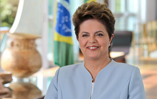 Auf sie haben es erzürnte Bürger und wütende Politiker abgesehen: Die brasilianische Staats- und Regierungschefin Dilma Rousseff. Nach Lula da Silva galt auch Rousseff als Personifizierung einer Politik, die Marktwirtschaft und sozialen Ausgleich vereinbarte – doch die strukturellen Probleme Brasiliens blieben. Auch Rousseff konnte Rohstoffabhängigkeit und Infrastrukturprobleme nicht aus der Welt schaffen, Korruption nicht ausmerzen und den brodelnden Revanchismus der brasilianischen Eliten nicht besänftigen. Auch aus dieser Richtung hagelt es nun gewichtige Vorwürfe: Bereicherung und Bestechung werden Rousseff nachgesagt. Bis Mitte Mai soll entschieden werden, ob die Vorwürfe für ein vorzeitiges Ende der Präsidentin reichen. Wird sie tatsächlich ihres Amtes enthoben, würde Vizepräsident Michel Temer übernehmen, dessen Partei der demokratischen Bewegung (PMDB) mit der linken Arbeiterpartei PT von Rousseff gebrochen hat. Und der schmiedet bereits fleißig und selbstsicher an einem neuen Kabinett – obwohl auch gegen ihn ein Amtsenthebungsverfahren läuft.