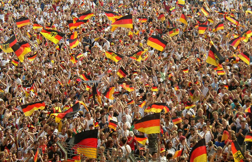 Wehende Deutschlandfahnen, kreischende Fans, Lagerfeuerstimmung mit zehntausenden Besuchern – kein Bild aus dem Jahr 2016, sondern Erinnerungen an gemeinsames Rudel-Gucken vergangener Turniere: Verglichen mit den Vorrundenspielen der WM 2014 sind die Besucherzahlen beim Public Viewing bisher so mau wie die Leistung auf dem Feld. Grund dürften vor allem das Wetter und Angst vor Terror sein. In Hamburg jubelten während des WM-Spiels Deutschland gegen Portugal 2014 noch 40 000 Fans – beim EM-Spiel Deutschland gegen Ukraine kamen gerade mal 15 000. Ähnliche Bilder auch in Berlin: rund 100 000 Fans feierten 2014 auf der Fanmeile am Brandenburger Tor während des Spiels gegen Ghana bei sonnigen 20 Grad. Beim EM-Anpfiff gegen Polen versammelten sich dort bei 17 Grad lediglich 10 000 Fans.