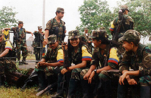 Links, marxistisch, Guerilla-Krieger: Seit 1964 sorgen die Revolutionären Streitkräfte Kolumbiens, kurz FARC, mit ihrem bewaffneten Kampf gegen den kolumbianischen Staat für Angst und Schrecken. Ihren Kampf finanzierten die Rebellen bisher mit Entführung, Erpressung der lokalen Drogenkartelle, Goldabbau und der Herstellung illegaler Drogen. Noch immer kämpfen 7.000 Anhänger an der Seite der FARC – in einem 50-jährigen Bürgerkrieg, der etwa 220.000 Tote – größtenteils Zivilisten – und Millionen Flüchtlinge zur Folge hatte. Damit sollte 2016 endlich Schluss sein: Die FARC und die kolumbianische Regierung hatten sich Ende August nach vierjährigen Verhandlungen auf ein Friedensabkommen geeinigt. Doch Anfang Oktober stimmten die Kolumbianer in einem Referendum mit einer hauchdünnen Mehrheit gegen das Abkommen. Der vereinbarte Waffenstillstand würde deshalb normalerweise am 31. Oktober enden. Zumindest bis Ende Dezember herrscht in Kolumbien aber weiter Waffenruhe.
