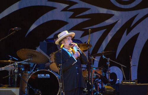 Am 10. Dezember ist es nun soweit: Bob Dylan bekommt die Krone für Lebenswerk, Musik, literarisches Schaffen – den Literaturnobelpreis. Doch der Zeremonie im norwegischen Oslo bleibt er fern, schiebt eine terminliche Kollision vor – und das, obwohl der Preis erstmals an einen Sänger verliehen wird. Ein offizieller Konzertauftritt kann es jedenfalls nicht sein, Dylans Tourkalender ist abgearbeitet für dieses Jahr. Seine Abwesenheit? Ein Rätsel. Statt selbst in Oslo zu singen, lässt er sich vertreten: Patti Smith wird für ihn auf der Bühne stehen und sein Protestlied „A Hard Rain’s A-Gonna Fall“ singen, wie die Schwedische Akademie per Twitter mitteilte. Trotzdem soll der Preisträger eine Rede vorbereitet haben, die beim Nobelbankett vorgetragen wird. Von wem, ist bislang unklar. Es ist Bedingung, dass der Gewinner des Literaturnobelpreises innerhalb von sechs Monaten nach der Verleihung eine Rede vorträgt. Traditionell halten die Preisträger eine solche Nobelrede in der Woche vor der Zeremonie. Nur eines hat Dylan der Schwedischen Akademie bei der Frage nach dem Vorleser deutlich gemacht: „It Ain’t Me Babe“.