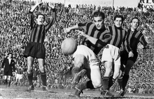 Als 1951 der FC Inter Milan und der AC Milan aufeinandertrafen, da war Fußball noch Sport. Heute ist die Jagd von 22 Spielern nach einem runden Ball zu einem kommerziellen Event verkommen. Der Vorwurf an die weltweit wohl immer noch meist gespielte Sportart ist nicht ganz von der Hand zu weisen. Bleiben die Persönlichkeiten von Spielern nicht schon aufgrund ihrer Rolle in der Mannschaft und im Sport zurück, dann verschwinden sie spätestens hinter enormen Transfersummen und wahnwitzigen Gehältern. Paul Pogba wechselte von Juventus Turin zu Manchester United für 105 Millionen Euro. Das höchste Jahresgehalt kassiert der Portugiese Christiano Ronaldovon Real Madrid mit 21 Millionen Euro. Bis in das Jahr 1950 erlaubte der Deutsche Fußballbund selbst in der höchsten Spielklasse – der damaligen Oberliga – keine Profis. Mit Beginn der Saison 1950/51 wurde der Status des „Vertragsspielers“ eingeführt, der eine Bezahlung der Athleten zwar ausdrücklich erlaubte, aber zugleich eine Begrenzung der Gehälter auf maximal umgerechnet 163 Euro im Monat vorsah. Innerhalb von knapp 70 Jahren haben sich die Topgehälter der Kicker fast verelftausendfacht. Wer verkauft bei diesem Multiplikator nicht gerne nicht nur seine Füße, sondern auch gleich seine Persönlichkeit?