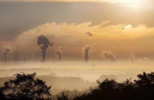 Jeden Tag ein bisschen sauberer? Aktuelle Zahlen des Umweltbundesamtes legen zumindest nahe, dass die Anzahl rauchender Schornsteine langsam zurückgeht: Die Treibhausgasemissionen in Deutschland sind 2014 gegenüber dem Vorjahr erstmals seit drei Jahren wieder gesunken, gab die Behörde im vergangenen Jahr stolz bekannt. Die Emissionen nahmen demnach um mehr als 43 Millionen Tonnen Kohlendioxid-Äquivalente oder 4,6 Prozent ab. Das entspricht einer Minderung um 27,7 Prozent im Vergleich zum internationalen Referenzjahr 1990.