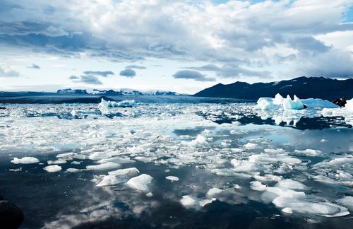 Das endlose Eis. Bald könnten große Eiswüsten und riesige Gletscher an den Polkappen ein Ende haben, denn die arktischen Landgebiete haben sich in den vergangenen Jahren deutlich stärker erwärmt als die mittleren Breiten. So lag die jährliche Mitteltemperatur 2015 nördlich von 60°N schon 1,2 Grad über dem Mittel der Jahre 1981 bis 2010. Das bedeutet, dass die Temperatur hier um 1,5 Grad stärker zugenommen hat als in den niederen Breiten. Dieses Phänomen wird als „Arktische Verstärkung“ des Klimawandels bezeichnet. Seine Auswirkungen sind dramatisch: Die Arktis erwärmt sich doppelt so schnell wie die niederen Breiten.