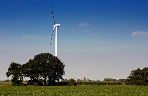 Insgesamt 143.000 Menschen beschert die boomende Energiegewinnung durch Windkraft in Deutschland mittlerweile Arbeit. Ein großer Schritt, um Windenergie noch zukunftsfähiger zu machen, ist Wissenschaftlern aus Kassel nun ausgerechnet am Bodensee geglückt: Mit einer riesigen Betonkugel haben sie unter Wasser Strom gespeichert. Die Kugel lag bereits seit November 2016 rund 100 Meter tief im Wasser des Bodensees. Sie funktioniert nach Angaben der Wissenschaftler wie ein Pumpspeicherkraftwerk: Einströmendes Wasser treibt eine Turbine an, die Strom erzeugt. Bei einem Überschuss an elektrischer Leistung wird das Wasser wieder teils oder ganz aus der Hohlkugel gepumpt. Damit könnte Energie beispielsweise in der Nähe von Offshore-Windparks im Meer zwischengelagert werden – die wirtschaftliche Speicherung überschüssigen Stroms ist bisher eine zentrale Herausforderung im zukünftigen erneuerbaren Energiesystem.