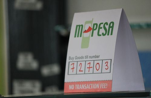 „M“ steht für Mobile und „Pesa“ in der ostafrikanischen Sprache Swahili für Bargeld. Zusammen ergeben die beiden Begriffe das Zauberwort „MPesa“ – ein 2007 in Kenia eingeführtes System für Geldtransfers und bargeldlose Zahlungen. Entwickelt haben es die Mobilfunkfirma Safaricom und der Kommunikationsriese Vodafone. Seitdem können Kenianer bei Händlern Geld auf ein elektronisch geführtes Guthabenkonto ein- und auszahlen. Heute gibt es mehr als 24 Millionen MPesa-Kunden in Kenia. So bekommen täglich 70.000 Kenianer einen Kleinkredit, die sonst keinen Zugang zu solchen Finanzdienstleistungen hätten. Da viele Kenianer weder Smartphone noch Kreditkarte hatten, baute Safaricom die passende Technologie direkt in die SIM-Karten ein, sodass jeder noch so simple Telefontyp zum digitalen Konto werden konnte. MPesa wurde zur Erfolgsgeschichte und löste eine Entwicklung aus, die dem Land heute den Namen Silicon Savannah einbringt.