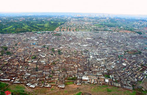 Wie viele Städte in Afrika ist auch Kenias Hauptstadt Nairobi mit ihren fast vier Millionen Einwohnern eine Stadt der Gegensätze: Moderne Hochhäuser in der Innenstadt treffen auf dicht gedrängte Hütten in den Slums am Stadtrand. Auf 693 Quadratkilometern erstreckt sich die Stadt – 60 Prozent der Einwohnern leben in mehr als 200 Slums. Gleichzeitig ist Nairobi auch die Heimat eines von weltweit vier UN-Büros, Hauptquartier des UN-Umweltprogramms und Wirtschafts- und Kommunikationszentrum des Landes. Während in den Büros der Stadt die Digitalisierung floriert, klauen Stromdiebe am Stadtrand Strom unter Lebensgefahr, um ihn in ihren Viertel zu verkaufen. Sollte die Digitalisierung auch hier um sich greifen, könnte ein ungeahnter Ruck zu einem schnellen Aufbruch in die Zukunft führen. 