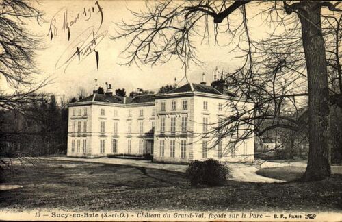 Auf dem Landsitz der Schwiegermutter von d’Holbach, dem Château du Grand Val im heutigen Pariser Außenbezirk Sucy-en-Brie, verbrachte Diderot häufig die Sommer. Er wohnte in der ersten Etage des rechten Flügels. Das Gebäude wurde 1949 zerstört, eine Postkarte aus dem Jahr 1907 zeigt den Ort.