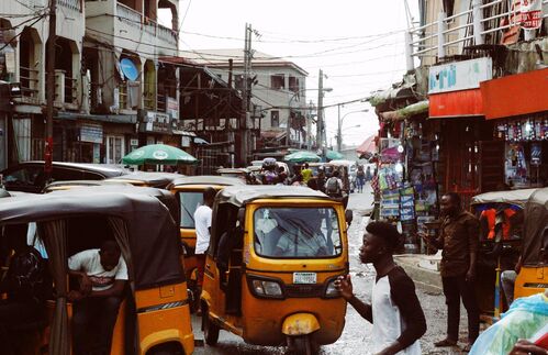 Lagos, eine Megacity im Südwesten Nigerias, stellt Nollywoods Zentrum dar. Straßenmärkte und kleine Geschäfte sind dabei die wichtigsten Zentren für den An- und Verkauf von Nollywood-Produktionen, die meist noch als physische DVDs zirkulieren.