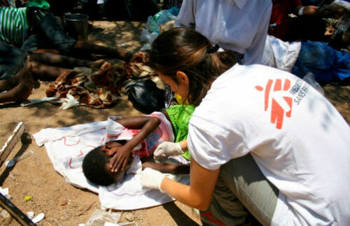 Die Organisation Ärzte ohne Grenzen leistet humanitäre Hilfe in Entwicklungsländern.