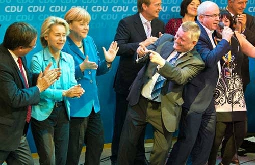 41,5 Prozent - da werden selbst Konservative zu Punkrockern: Kanzlerin Merkel klatscht im Takt, Generalsekretär Gröhe gibt den Rock'n'Roller und Fraktionschef Kauder wandelt auf den Spuren von Campino.