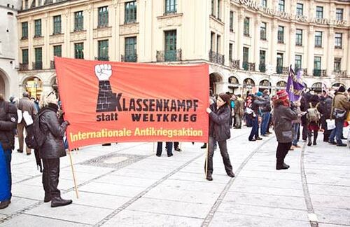 Friedensaktivisten demonstrieren gegen die Münchner Sicherheitskonferenz 2013.