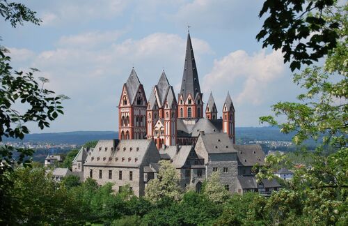 Der Hohe Dom zu Limburg - An der Lahn, zwischen Koblenz und Frankfurt, realisierte der umstrittene Bischof van Elst seine millionenschwere Residenz. 