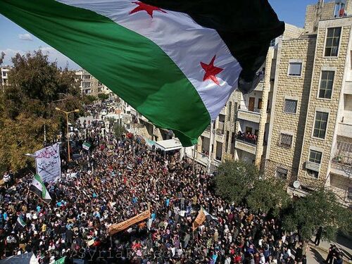 Gerade in Syrien tobt der Kampf und Freiheit mittlerweile in einem blutigen Bürgerkrieg. Die Flagge des unabhängigen Syrien weht über eine Demonstration in Idlib. 