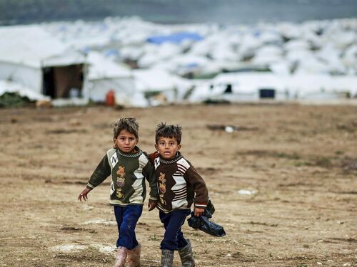 Zu oft endet der Weg in die Freiheit im Flüchtlingslager. Vor allem Kinder, wie diese syrischen Jungen in Atmeh, die ihre Eltern auf der Flucht verloren haben, leiden unter den Folgen des Bürgerkrieges.