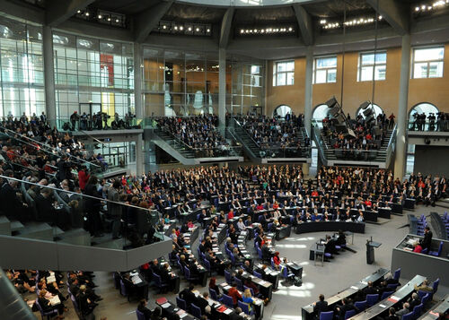 Der Bundestag bei seiner konstituierenden Sitzung am 22. Oktober. Die schmalen Sitzreihen gehören der Opposition, der größten Platz beansprucht die Unionsfraktion.