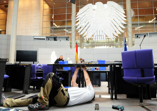 Vor der konstituierenden Sitzung des Bundestages beginnt das große Stühlerücken im Plenarsaal. So wenig Platz wie dieses Mal hatte die Opposition lange nicht mehr. 