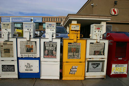 Zeitungsstände neben einem Kiosk in New York.