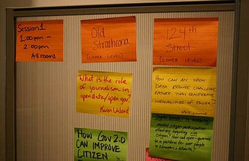 Bei einem Open City Workshop im kanadischen Edmonton formulieren die Teilnehmer ihre Fragen und Wünsche an die Verwaltung.