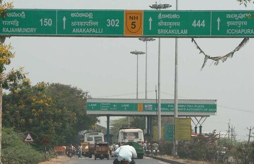 Auch in Indien gibt es Mautstationen - und auch in Indien staut sich dort der Verkehr.