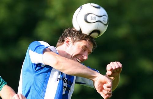 Fußball ist nicht immer einfach schön; oft geht es auch hart und teilweise sogar hässlich her. Und so bewegt sich beispielsweise dieser Kopfball auf dem schmalen Grad zwischen eingedrücktem Schädel und filigraner Feld-Aktion. 