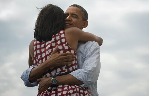 In schwierigen Zeiten rücken alle etwas näher zusammen: Eine wichtige Stütze für den US-Präsidenten ist Ehefrau Michelle Obama. 1964 in Chicago, Illinois, geboren wurde die US-Amerikanische Rechtsanwältin mit der Inauguration ihres Mannes im Januar 2009 zur "First Lady". Im Rennen um die Kandidatur zur US-Präsidentschaft ihres Mannes hielt Michelle Obama Wahlkampfreden und erweckte durch zahlreiche Interviews und Auftritte im Fernsehen ein reges Medieninteresse. Dabei fiel sie häufig auch durch mit Ironie gespickte Bemerkungen zum Familienleben der Obamas und mit den passenden Anekdoten auf.

Als politische Stütze redigierte Michelle Obama regelmäßig die Reden ihres Mannes und unterstützte ihn als Beraterin bei seiner Bewerbung um das Amt des Präsidenten. Drei Monate nach Ankündigung der Präsidentschaftskandidatur ihres Mannes unterbrach die Havard-Absolventin ihre eigene berufliche Karriere und verpflichtete sich voll dem Wahlkampf ihres Mannes. Seit dem ist sie aus dem politischen Bild der Vereinigten Staaten kaum wegzudenken. 