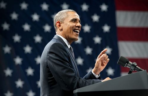 Strahlendes Lächeln, weiße Zähne, den Zeigefinger erhoben und den Blick geradeaus: US-Präsident Barack Obama so selbstsicher wie man ihn kennt. In seinem letzten Wahlkampf warb er um zusätzliche Zeit, seine politischen Ziele und Versprechen umsetzen zu können. Zwei Jahre vor Ende seiner Amtszeit könnte dies nun mehr als schwierig werden. Obama verlor in den midterm elections deutlich an Boden und sieht sich nun in Senat und Kongress republikanischen Mehrheiten gegenüber. Ob was strahlende Lächeln Bestand hat, bleibt abzuwarten. 