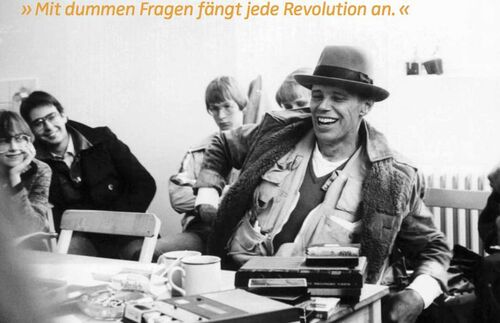 In Neapel fand Beuys den Spruch „La revoluzione siamo noi“. „Du bist die Revolution“, sagte Beuys nun, du hast die Kraft zur Selbst-, Mit- und Weltgestaltung.  