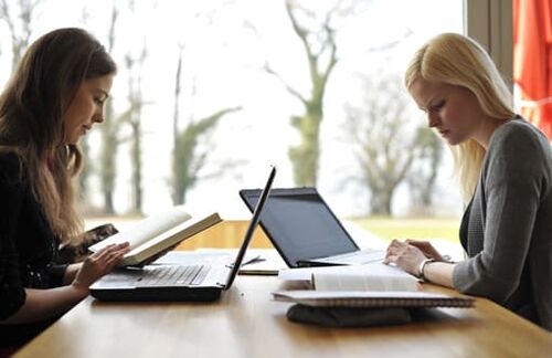 ZU-Studierende beim Lernen, natürlich mit Laptop.