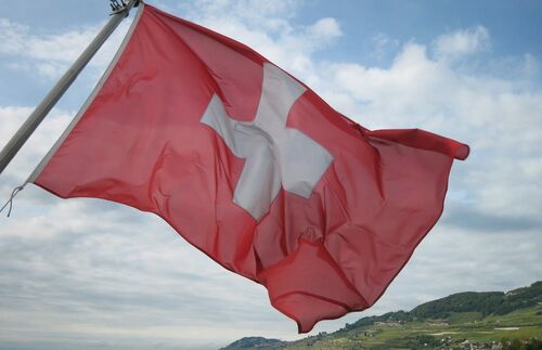 Die Schweiz hält die Fahne hoch - und zwar für sich selbst: "Die Schweiz zeigt der EU den Mittelfinger" urteilt die WELT, "Die Schweiz sagt Fuck the EU" titelt die ZEIT und "Das Votum ist primitiv und rückwärtsgewandt" schreibt die Hannoversche Allgemeine Zeitung.