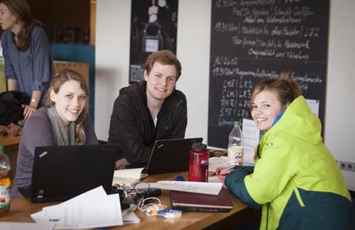 Gloria, Cornelius und Carla (v.l.n.r.), SPE-Bachelor, 3. Semester 