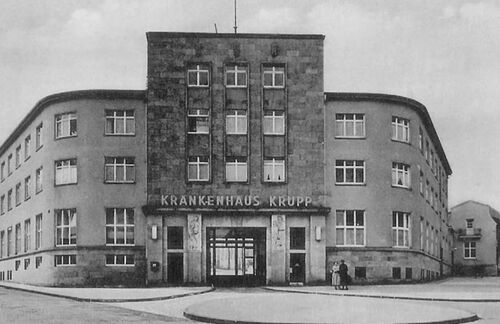 Nicht erst seit dem 20. Jahrhundert ein Phänomen: Bereits die Essener Krupp-Dynastie überlegte sich, wie sie ihren Angestellten soziale Dienstleistungen zugänglich machen konnte. Das Alfried Krupp Krankenhaus wurde bereits 1872 eröffnet (die Aufnahme stammt aus dem Jahr 1937).