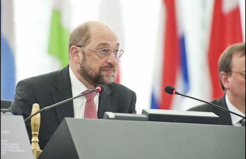 Auch im Europaparlament stieß die Entscheidung der Richter auf ein geteiltes Echo. „Ich nehme diese Entscheidung mit Respekt entgegen, auch wenn ich mir ein anderes Ergebnis gewünscht hätte“, erklärte Parlaments-Präsident Martin Schulz, der bei der Europawahl Spitzenkandidat der europäischen Sozialdemokraten ist. 