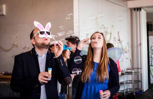 Typisch Zeppelin Universität: Auch an der ZU ist die Fasnet seit Jahren fest verankert. Jedes Jahr stürmen dutzende Narren am "Gumpigen Dunschtig" um 11 Uhr den Campus. Mit Musik, Berlinern, Sekt und DJ Prof. Dr. Stephan Jansen ist dann keine Vorlesung mehr sicher. 