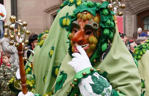 Typisch Schwäbisch: Ein Hopfennarr aus Tettnang bei der schwäbisch-alemannischen Fasnet. Der Entwurf zu "Häs" und Maske stammt aus dem Jahr 1953 und lehnt sich thematisch an eine Figur des späten 19. Jahrhunderts an.