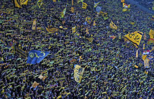 Die Südkurve: Fast kein anderer Fan-Block steht so sehr für die Sakralität eines Stadions wie die steil steigenden Tribünen voll schwarz-gelber Scharen. 