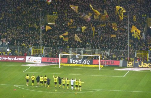 Alle 14 Tage füllt sich das Stadion bis auf den letzten Platz: Dann verdichtet sich das Leben auf den Tribünen und das Spiel auf dem Platz. Eine Stunde nachdem die Mannschaft der euphorischen Tribüne gedankt hat, ist das Stadion leer. Und das Vakuum des Lebens zurück. 