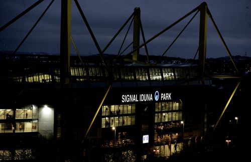 Das Westfalenstadion - heute Signal Iduna Park getauft - bei Nacht: Die Ränge haben sich geleert, das letzte Bier ist getrunken und die Reste des Spieltages sind von den Tribünen gekehrt. Die Choreographie ist vorüber, aber das Licht wird auch den Rest der Nacht noch brennen.