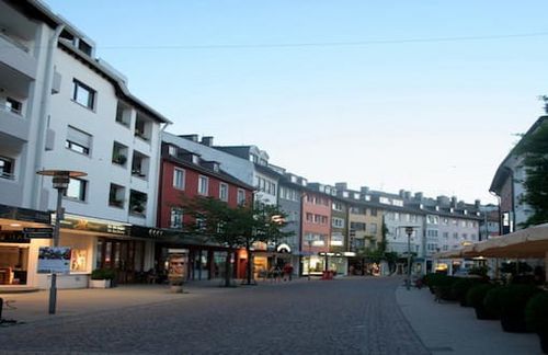 Am 9. April um 18:30 Uhr startet Singing Balconies mit einer Performance vom Fenster im 2. Stock der Karlstraße 34.