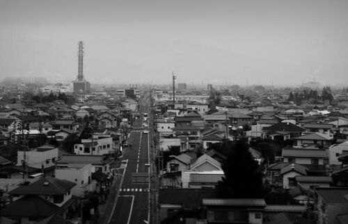 Jeder Tod erzählt seine Geschichte: Im japanischen Fukushima sind es tausende Geschichte, die erzählt werden müssen. Die Kleinstadt ist zu einem Symbol unserer Zeit geworden. 