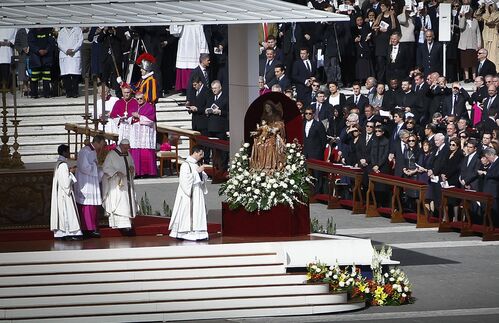 Die Inauguration des Südamerikaners wurde zum medialen Großereignis: Zig tausende Menschen versammelten sich in Rom, um der Zeremonie zu folgen. 