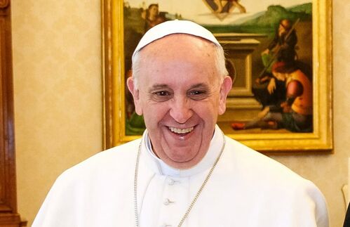 So kennen - und lieben - die Menschen und Medien Past Franziskus: Mit einem strahlenden Lächeln und als offenherziger "Papst der Herzen".